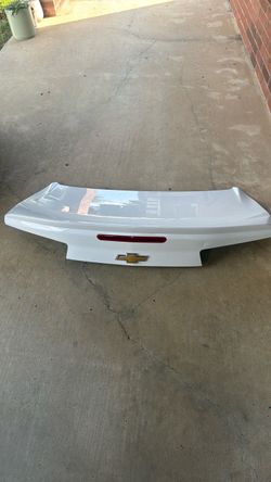 Camaro LT trunk with spoiler lip