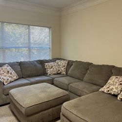 BEAUTIFUL Large Sectional Couch Set ! 