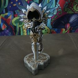 Esta es una mini estatua de Tyrael de Diablo III, un artículo coleccionable de Blizzard Entertainment lanzado en BlizzCon 2011. 
