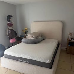 Bedroom set with mattress / juego de cuarto 