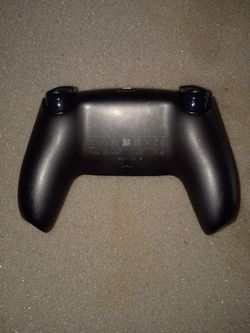 2 Sony PS5 controllers