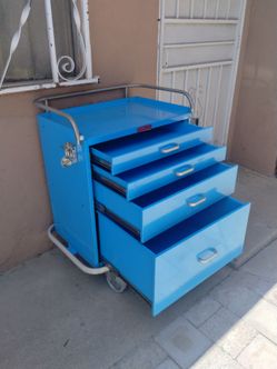 Harloff tools box..H..34..W..27..D..18