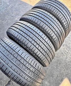 285/45/22 pirelli 📍📍 Selling a set of 4 tires with 80% tread life remaining 📍🌟