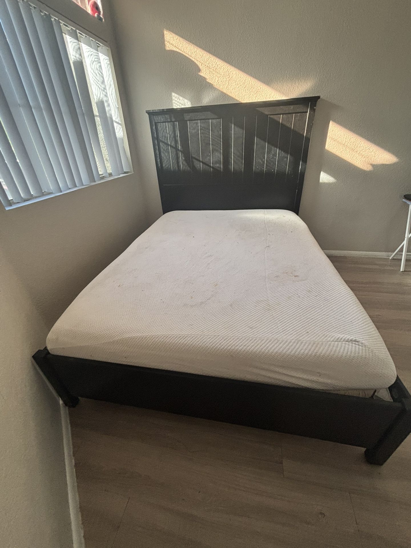 Queen Platform Bed Frame With Pillow Top Mattress