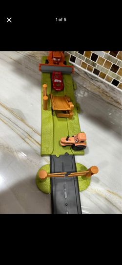 Disney Pixar Cars Escape & Stunt Race Playset