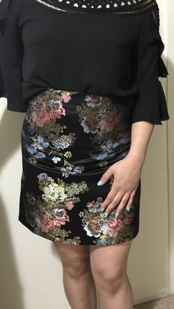 Black skirt with detailed flowers, in Size S.