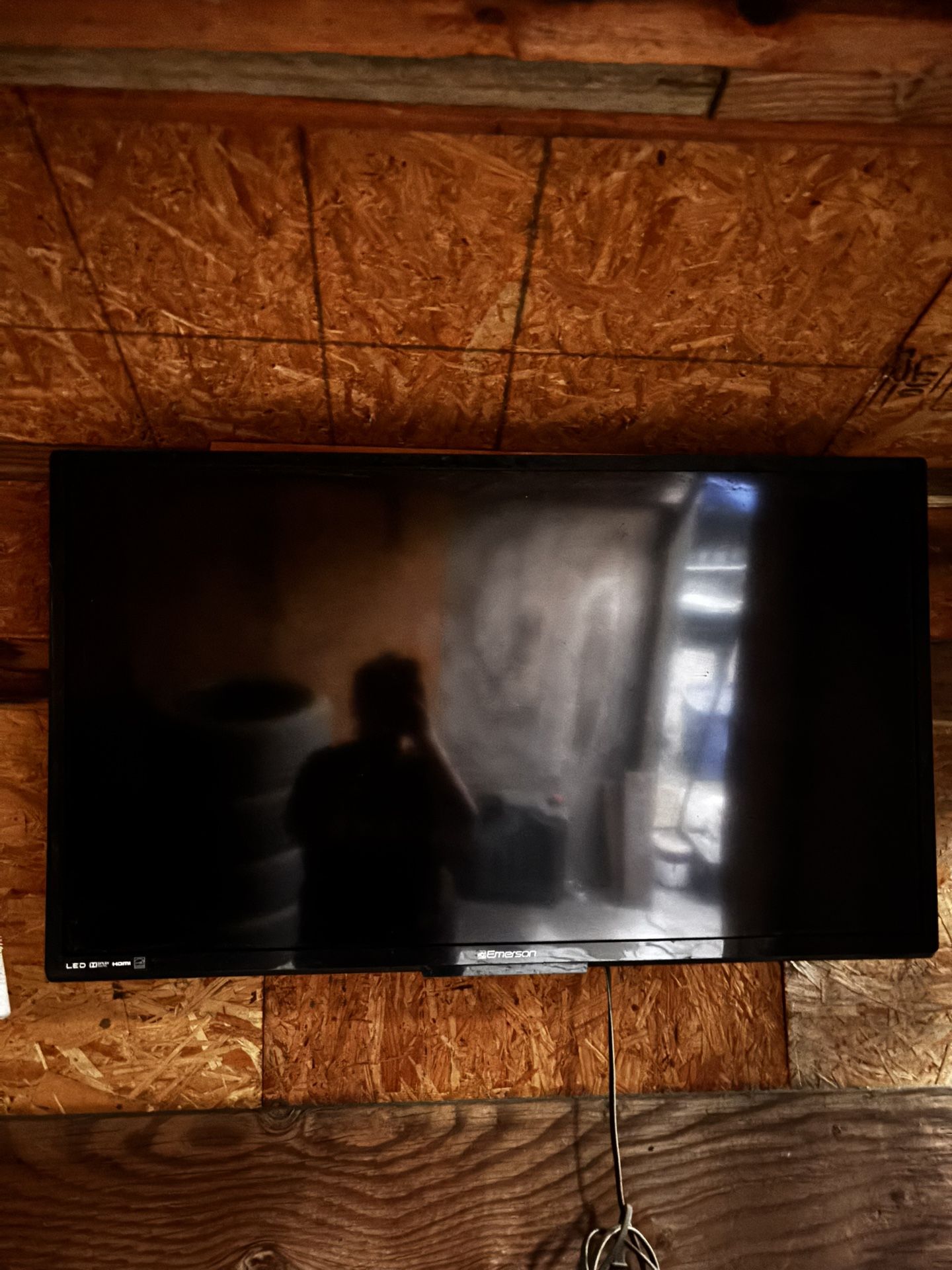 Emerson Tv 40” Not Smart