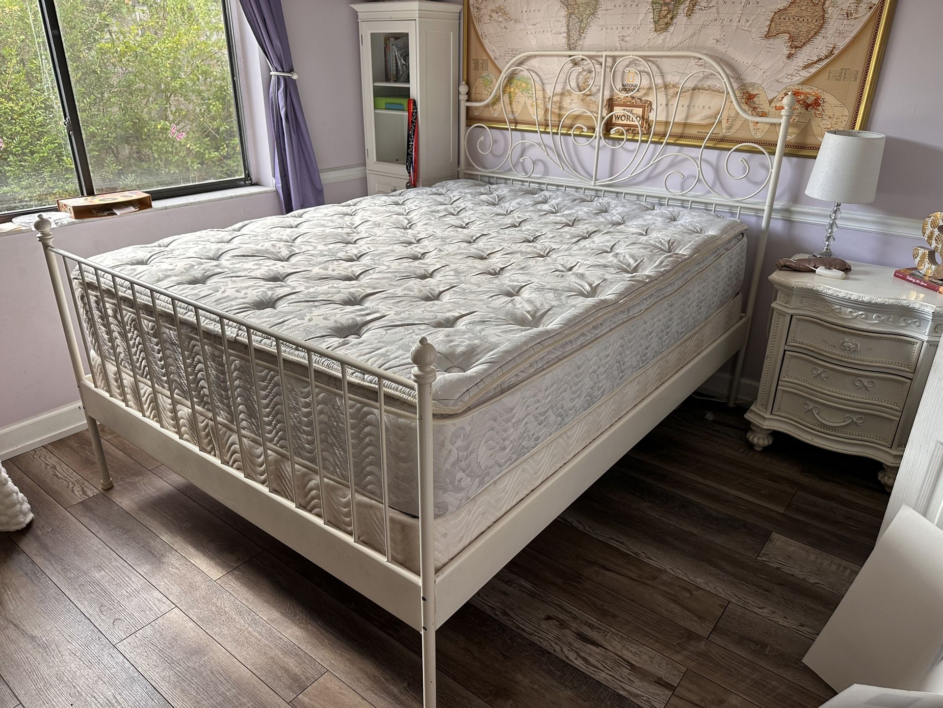 Queen bed (metal frame + mattress + box)