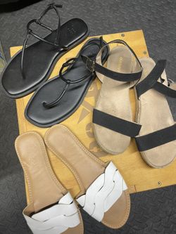 3 Pairs Of Sandals Size 9 (3 Pares)