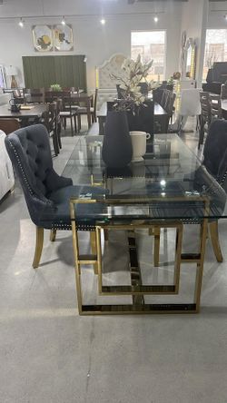 Brand New Beautifully Designed Contemporary Dining Table With Polished Gold Legs
