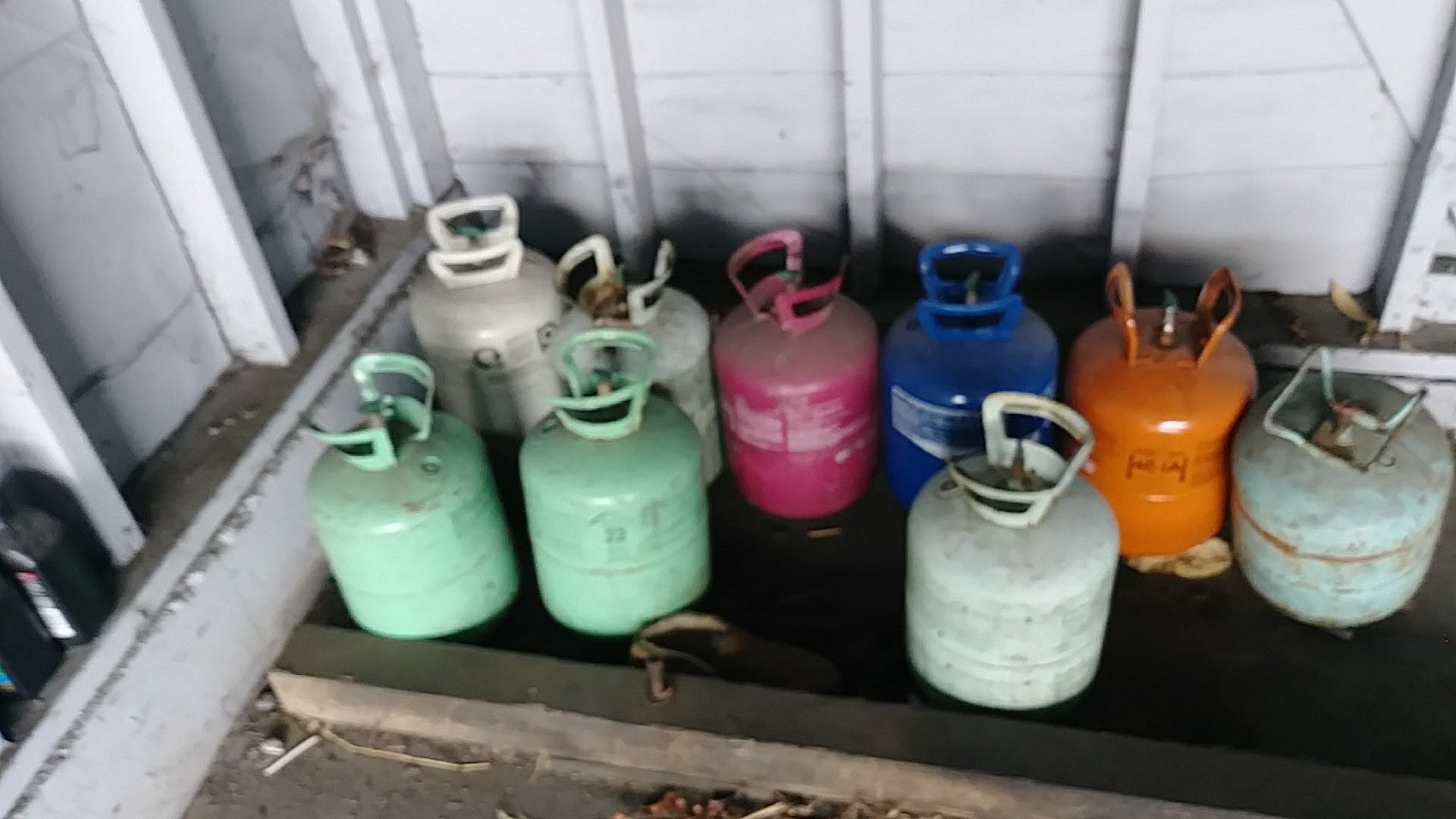 freon m for sale jugs have more then half .....tankes a la mitad.