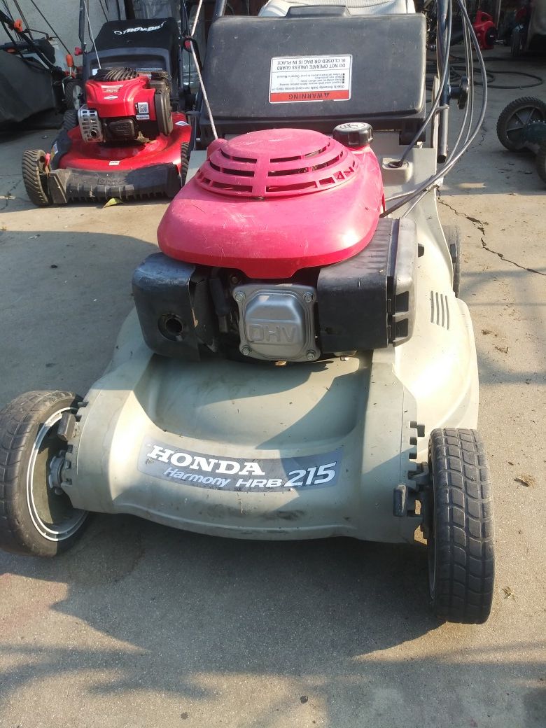 Honda harmony hrb 215 lawnmower in excellent conditions fresh oil change