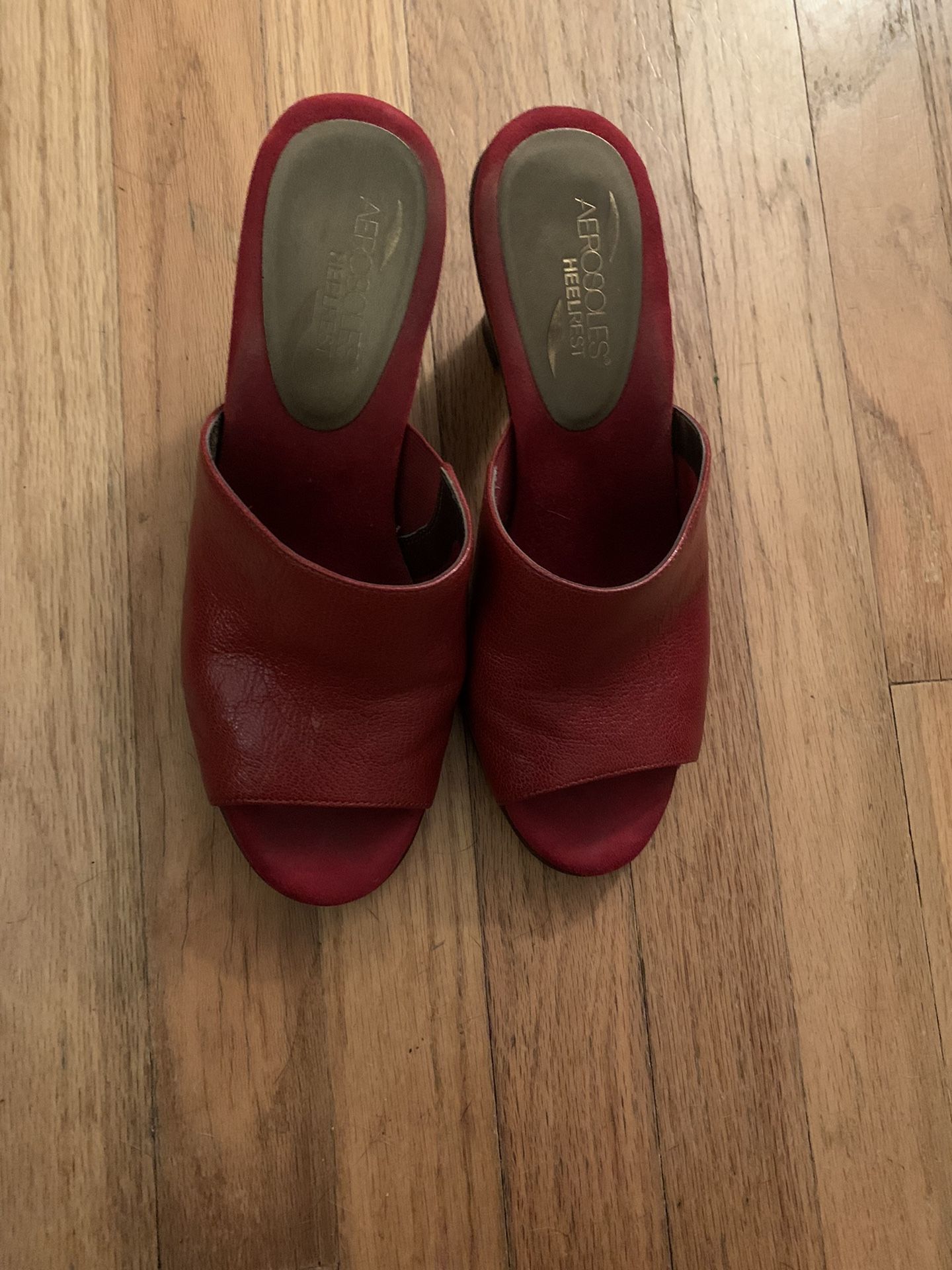 .  Aerosoles.  Size 9. Comfy Red Pumps!