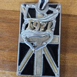 VTG 1971 HARD ROCK CAFE METAL BLACK & SILVER  TONE NECKLACE  CHARM ONLY 