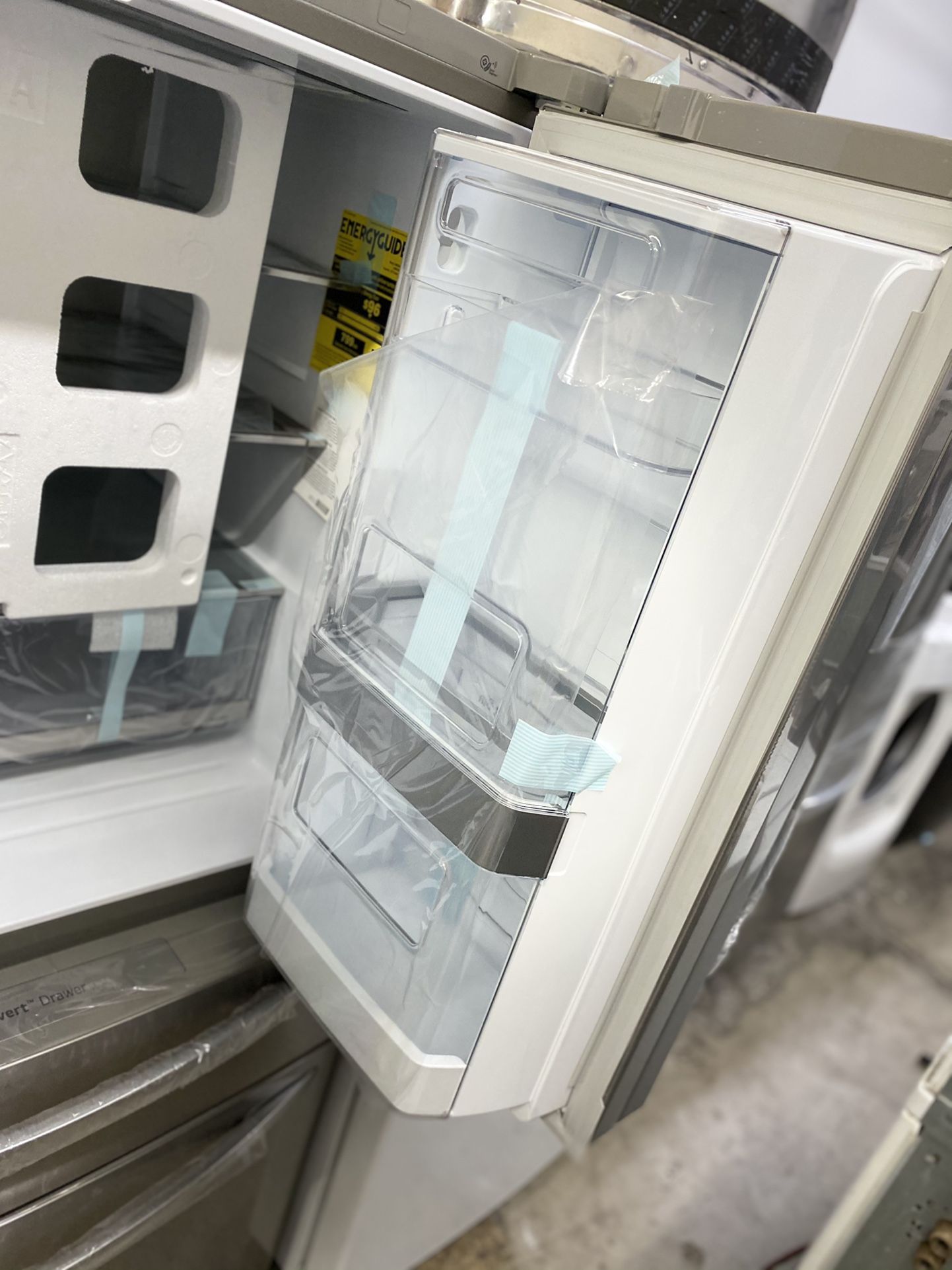 NEW ! 29.5 CU FT LG 4 DOOR REFRIGERATOR IN STAINLESS STEEL WITH ICE/WATER DISPENSER & SHOW CASE DOOR