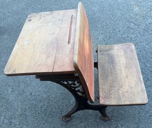 Antique New Oxford Child’s School Desk 25H x 29W x 13L. SH-13