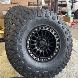 KMC KM239 17” W/ 37/13.5/17 Toyo Rt Pro Wheel Package 