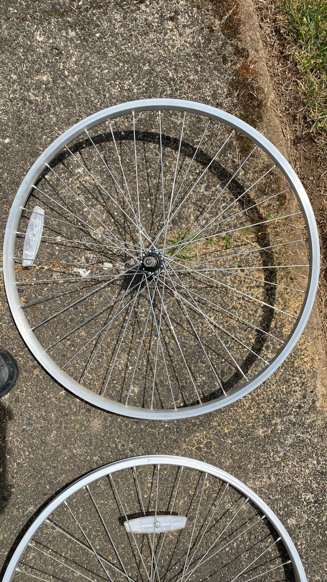 26 in Wheels bolt on - 20$ ,quick release - 20 $.