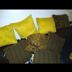14 SOFA PILLOWS.....(10 BROWN, 4 YELLOW) GREAT CONDITION 