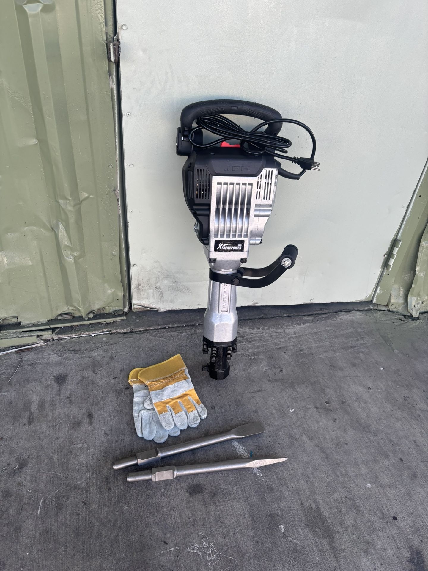 XtremepowerUS 3600W Electric Pneumatic Demolition Hammer, Concrete Breaker Hammer with 2 Chisels