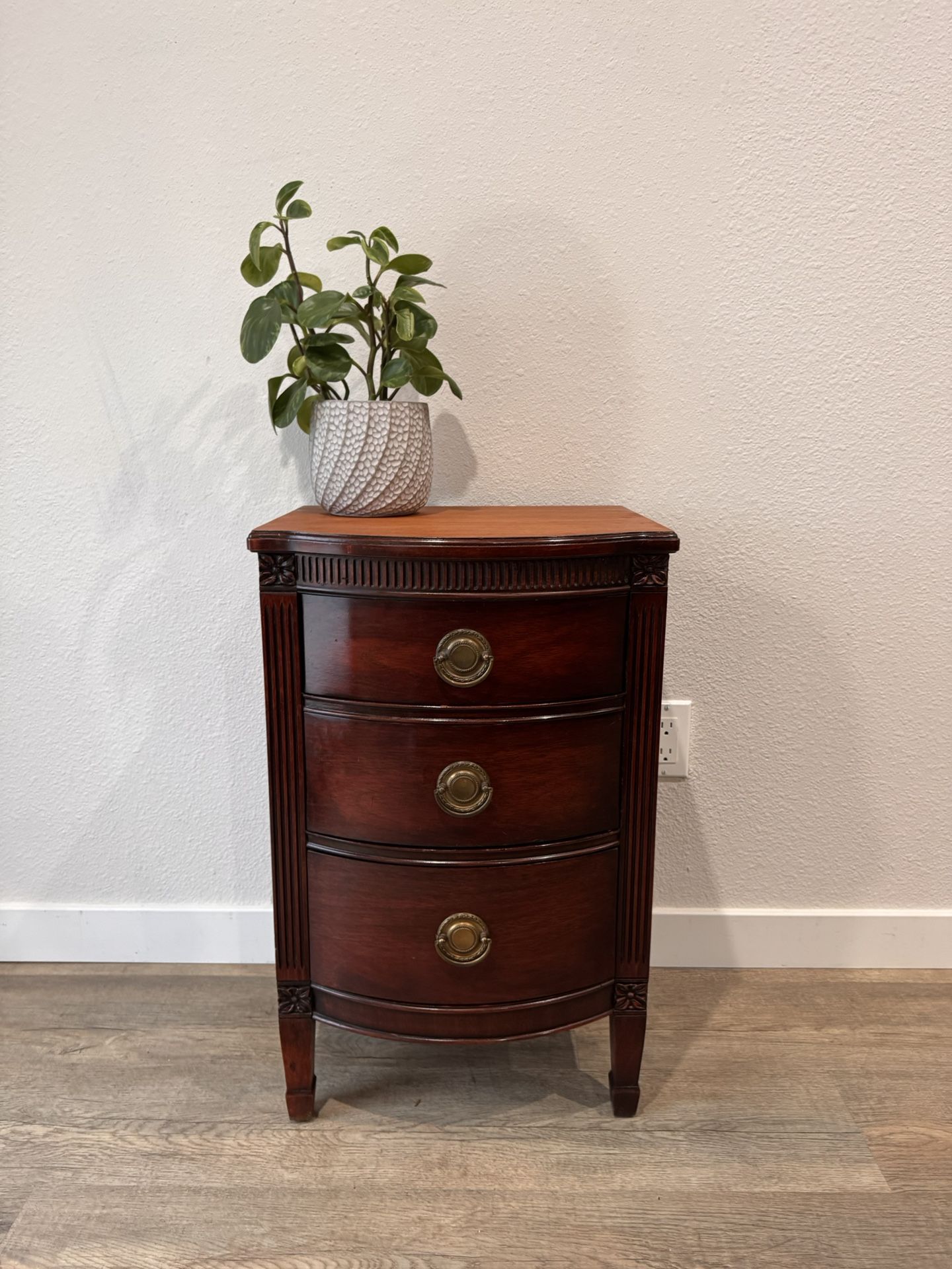 DEFINITIVE nightstand - 3 drawers - mahogany - chippendale - end table - delivery available