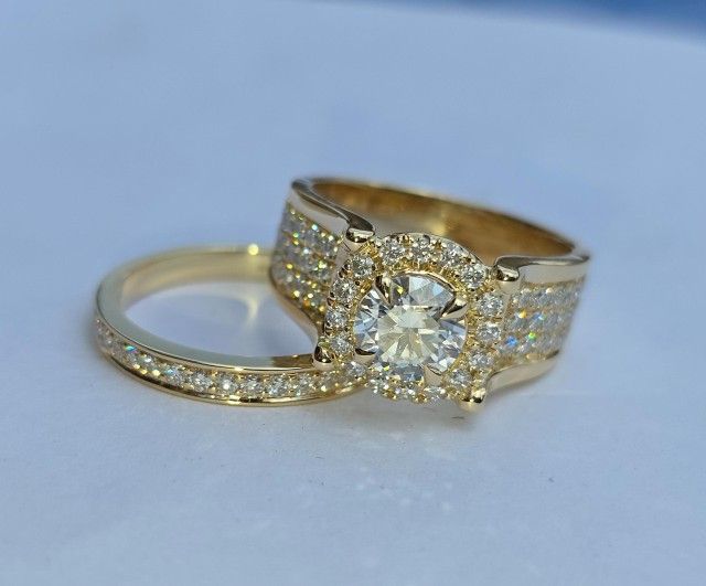 18 Karat Gold Wedding Ring With Moissonite Stones In Size 7