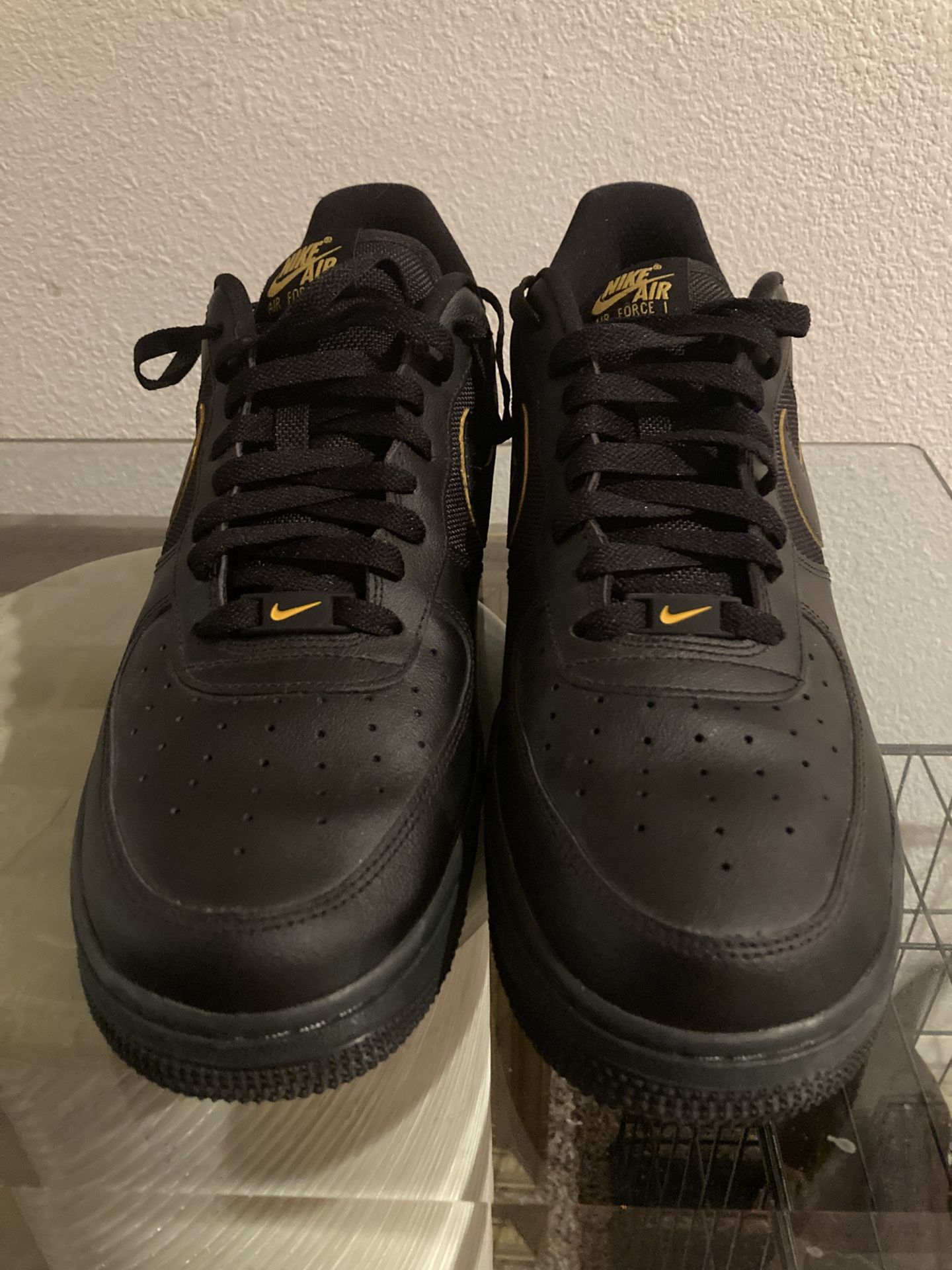 FZ4617-001 NIKE AIR FORCE 1 LOW BLACK UNIVERSITY GOLD (MEN'S)