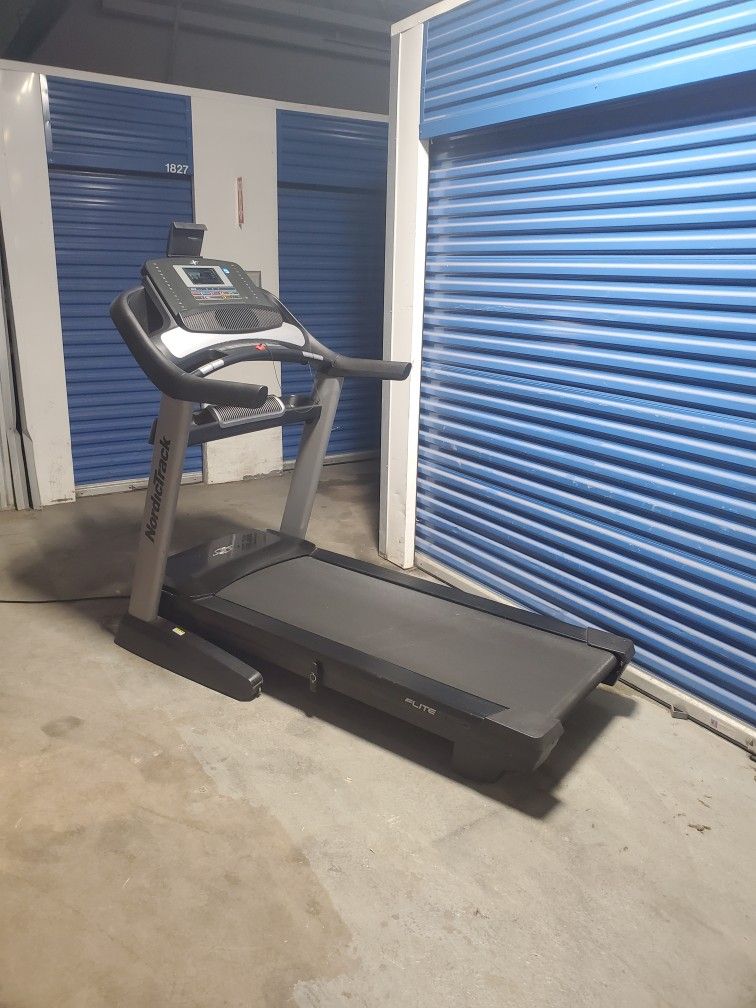 Nordictrack Elite 5750 Treadmill LOCAL DELIVERY AVAILABLE 