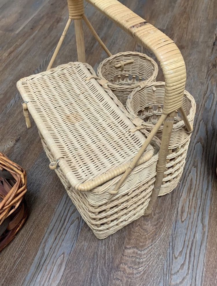 Vintage Wicker picnic basket with two wine bottle holders 11x16x10”