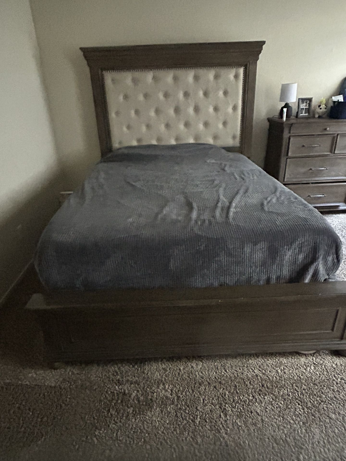 Ashely’s Queen Bedroom Set