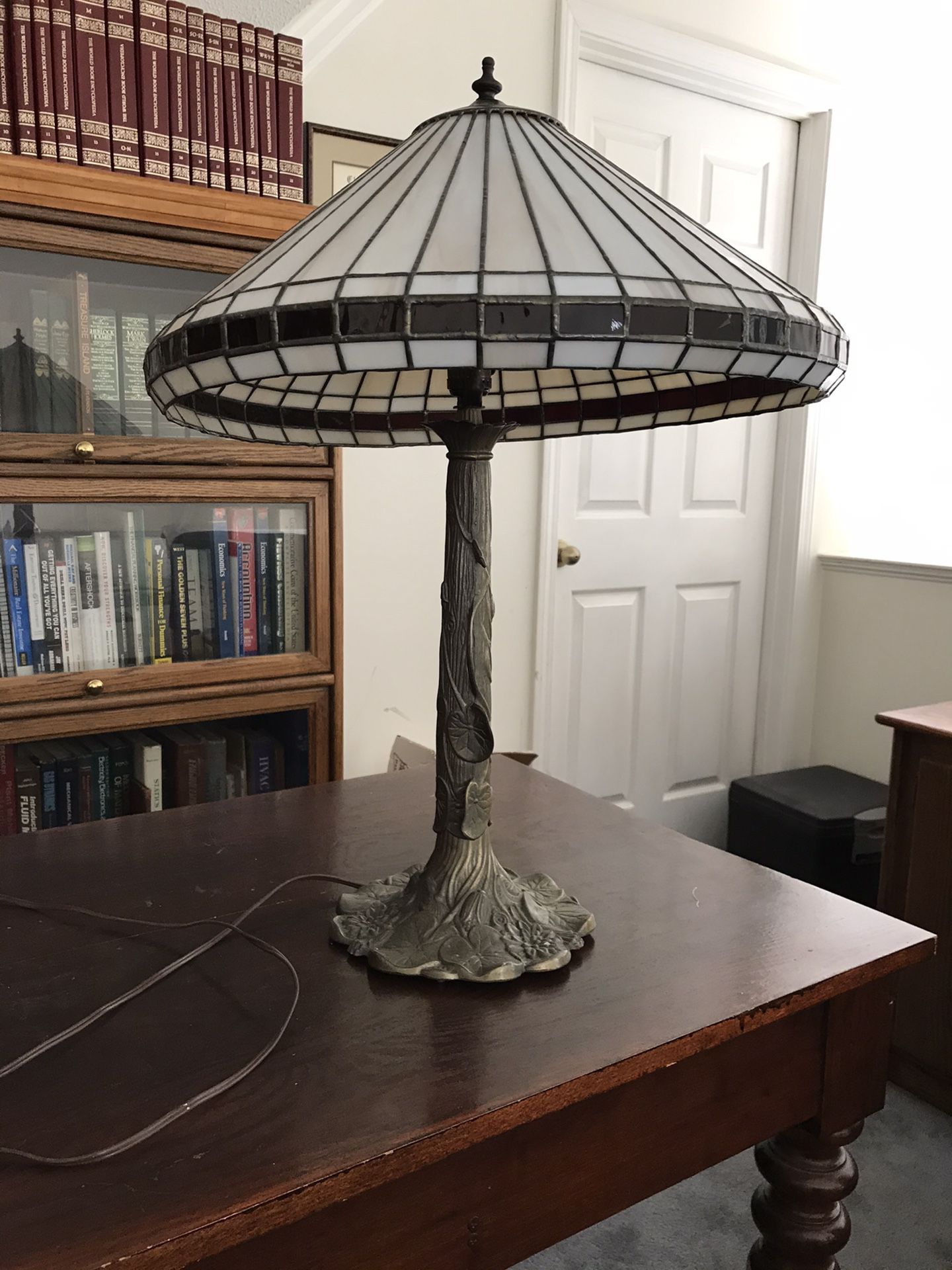 Stained glass lamp shade and lamp