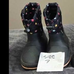 SNOW BOOTS  TODDLER  SIZE7  $10
