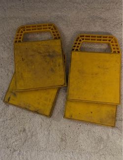 Yellow Plastic Leveling Set