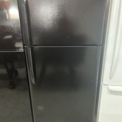 18 Cubic Foot Black Refrigerator 