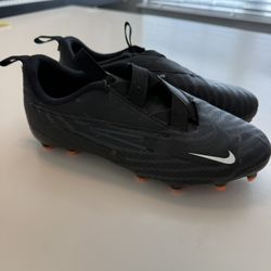 Nike phantom Cleats- Size 5