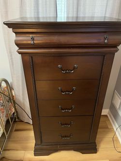 5 CHEST OF DRAWERS WITH MIRROR & JEWELRY HOLDER
