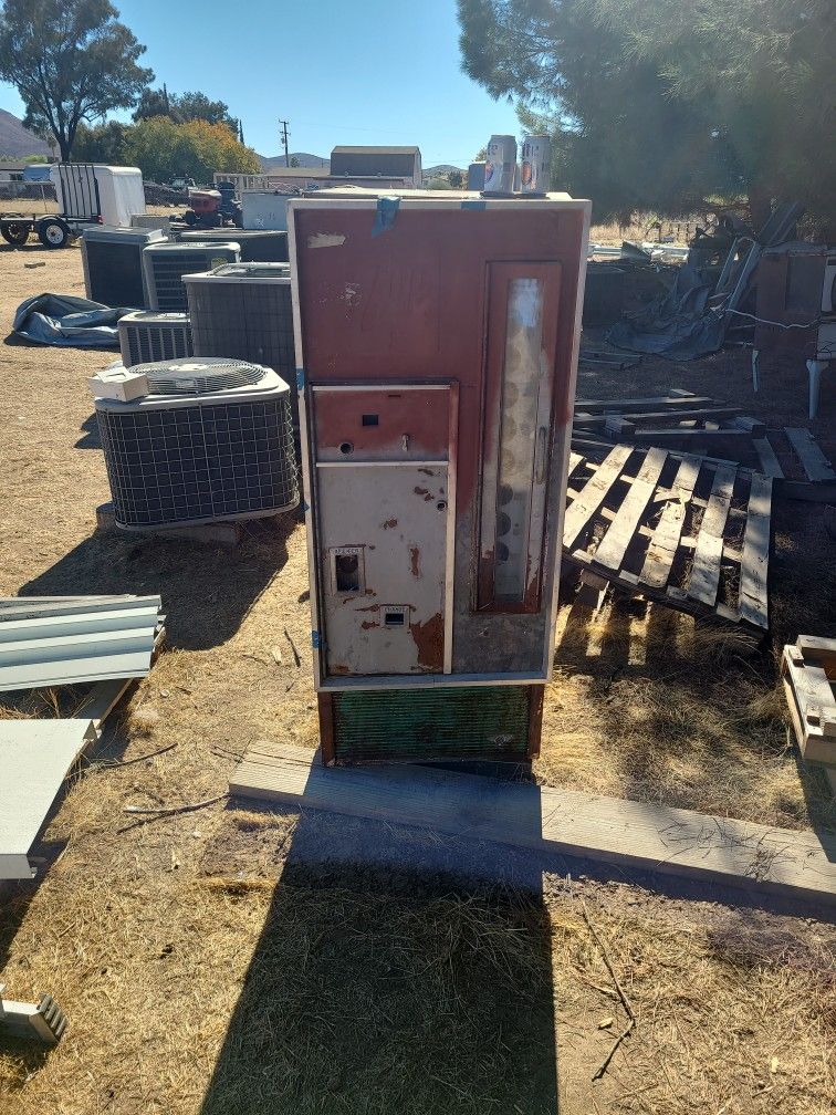 Vintage 7Up Bottle Machine