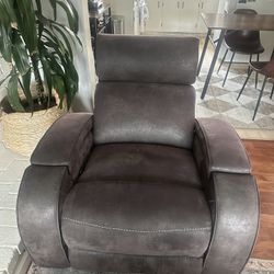 Great Condition, recliner Chair 
