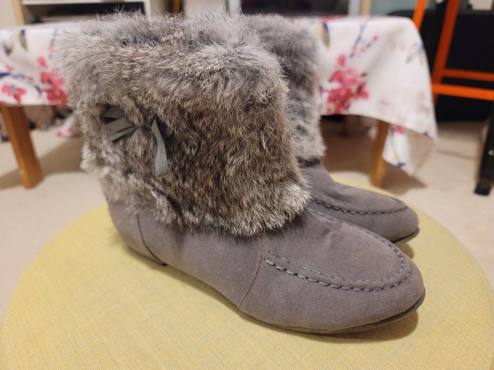 Brand New, Never Worn Women Size 8- Very Comfy And Pretty Light Boot, Suede Like And Soft Fur Like Material 