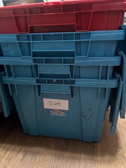 4 Plastic totes