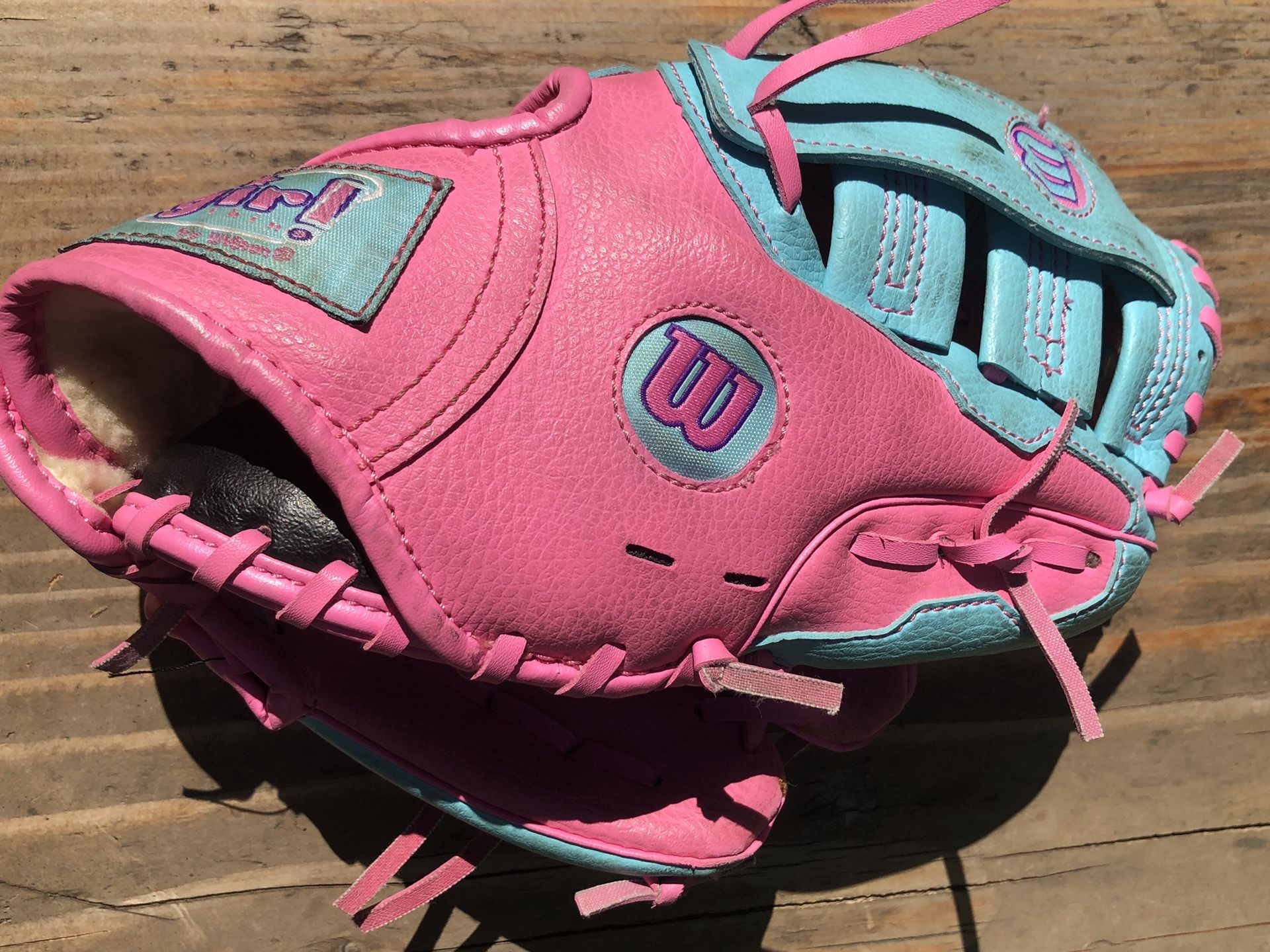 Wilson “it’s a girl thing” 10” Kids T-ball, Softball, Baseball Glove!