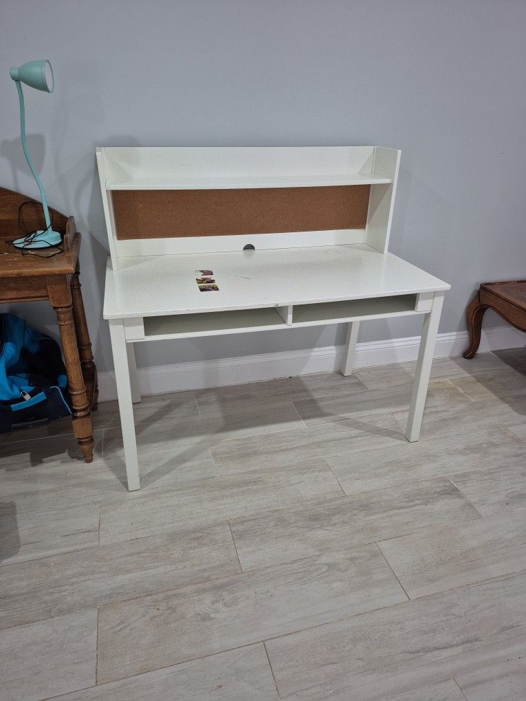 Free DESK PERFECT CONDITION 