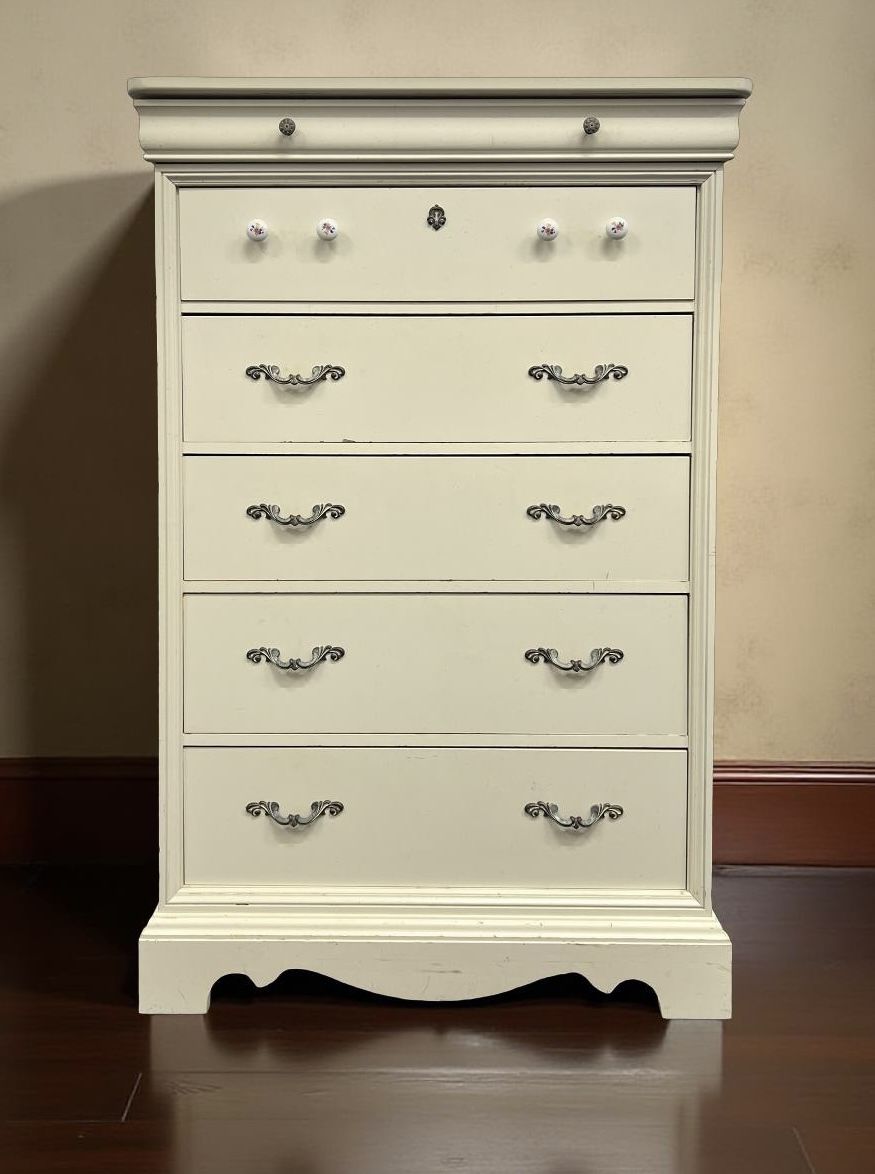 Free Delivery - Thomasville Hardwood Dresser