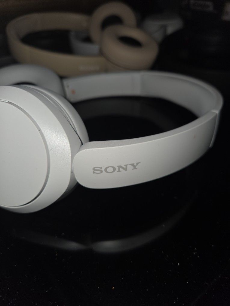 Sony WIRELESS ORIGINAL 🛜 HEADPHONES (NEW)... $40 Each / 40 PIECES AVAILABLE.