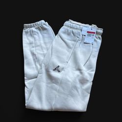 Jordan Essentials Men's Fleece Pants in the "Light Orewood Brown" (cream/tan) colorway NWT Size Large