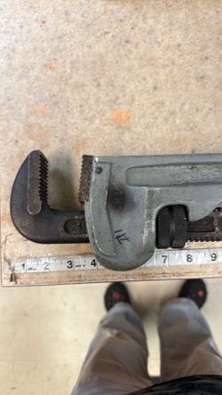 Pipe wrench