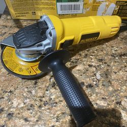 DEWALT DWE4011 4-1/2" SMALL ANGLE GRINDER WITH ONE-TOUCH GUARD,  LN