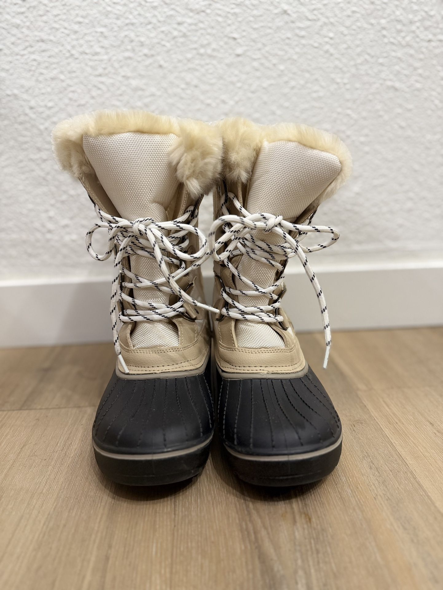 Dream Pairs Snow Boots Size Women 6 White/ Beige / Black 