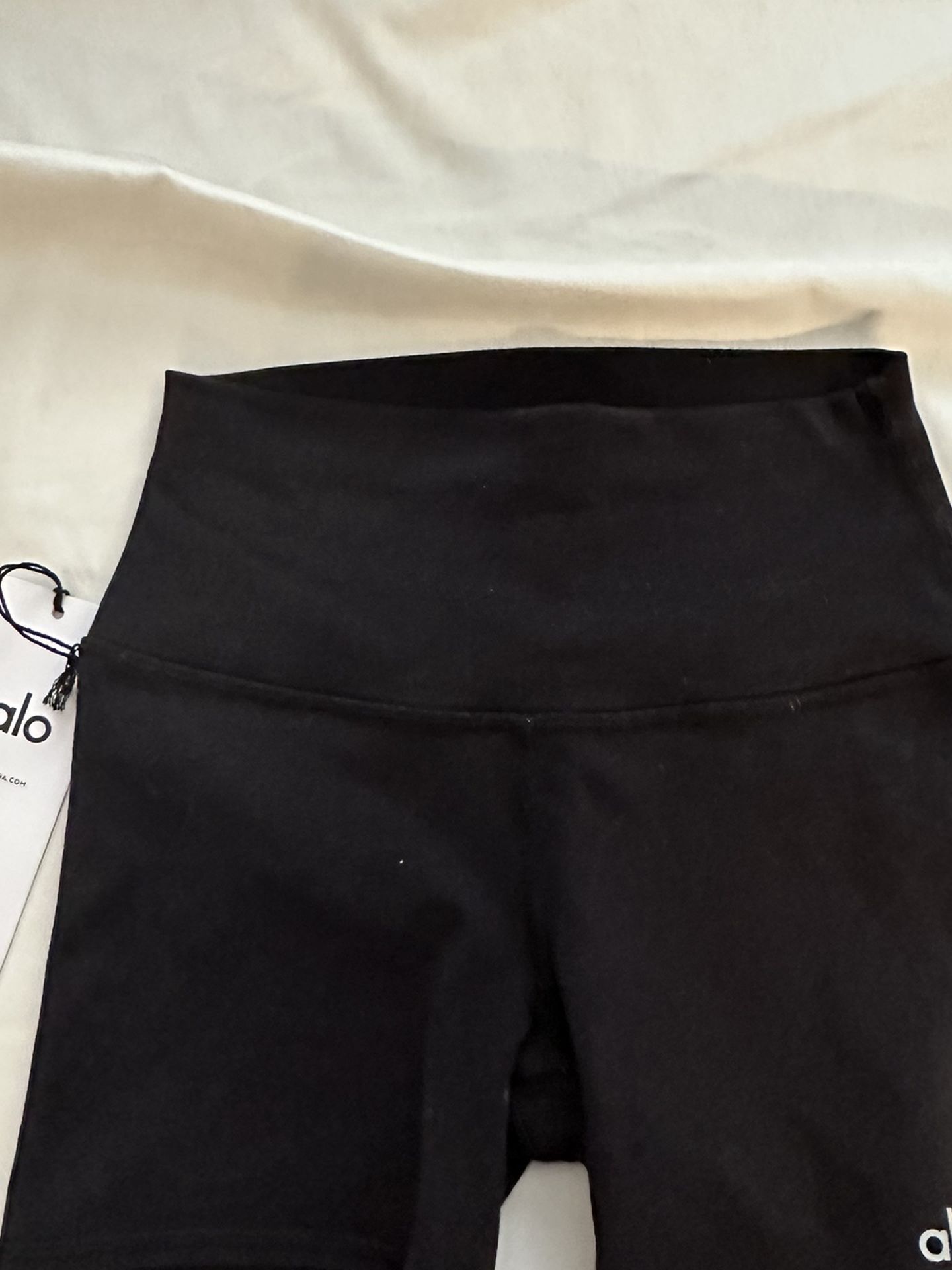 Alo Yoga biker shorts NWT
