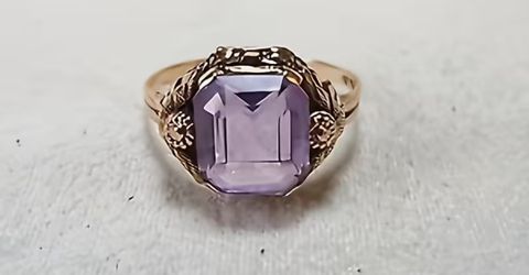 Pretty Lavender Purple Vintage Style Gold Tone Ring